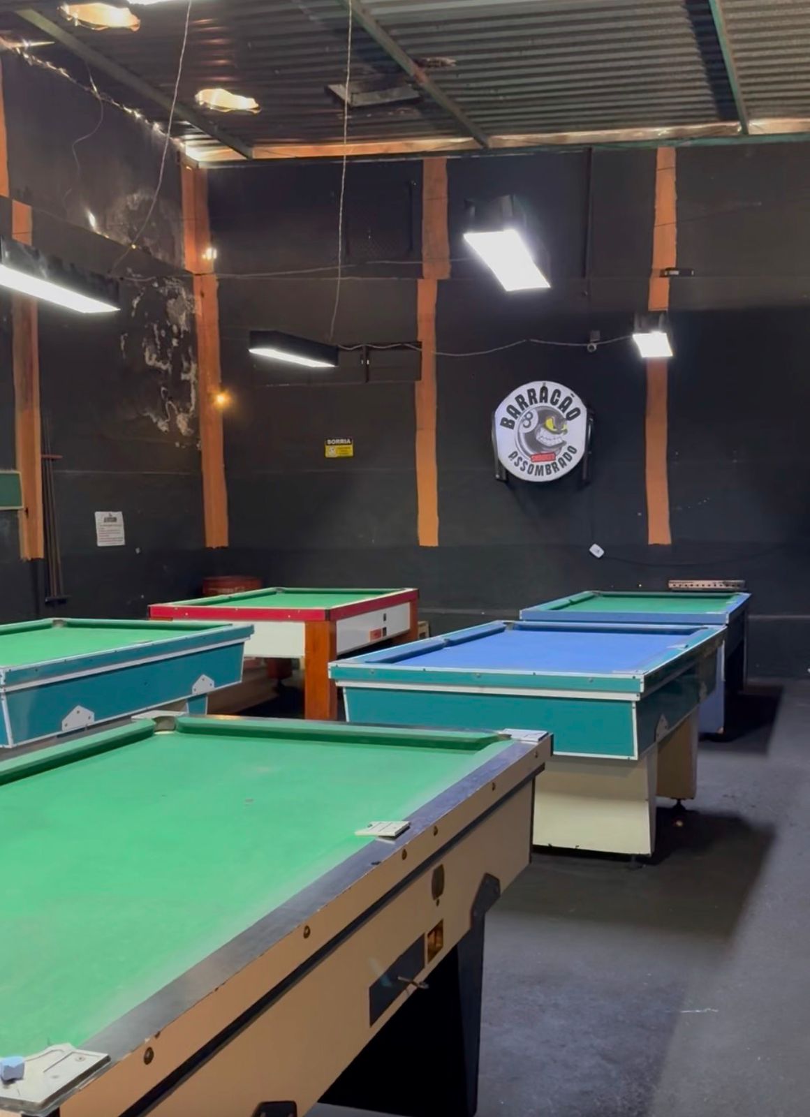 Interior com mesas de sinuca